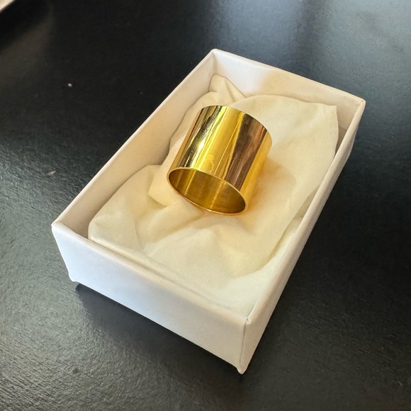 A ring you won't want to unhug you! 14k gold plated, 15mm tall cigar band. Sz 5 - Picture 3 of 5